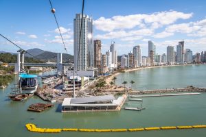 Que tal uma volta de bondinho em Balneário Camboriú? Crédito: Shutterstock