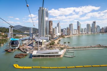 Que tal uma volta de bondinho em Balneário Camboriú? Crédito: Shutterstock