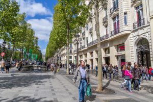 Principais pontos turísticos de Paris: recorte da ilustre Champs-Élysees, a avenida mais famosa de Paris | Crédito editorial: Joao Paulo V Tinoco/Shutterstock.com