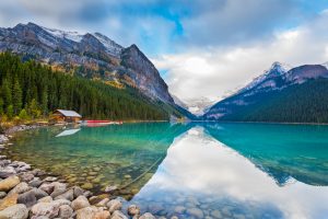 Lake Louise Parque Nacional de Banff Alberta Canada shutterstock 523242169