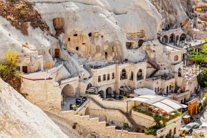 Hoteis esculpidos em pedra Capadocia Turquia shutterstock 752288032