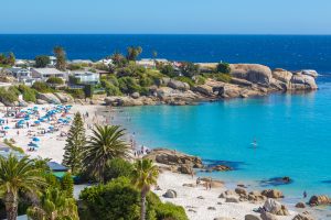 Destinos para conhecer antes dos 30 anos: Camps Bay - África do Sul | Crédito: Shutterstock