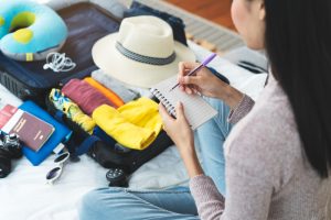Faça uma lista de tudo o que você não pode esquecer de levar na mala durante um cruzeiro | Crédito: Shutterstock