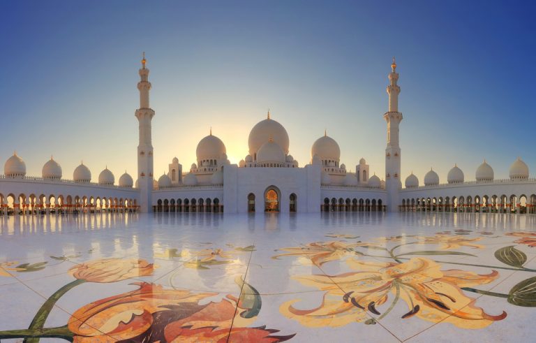 Mesquita Sheikh Zayed Abu Dhabi Emirados Arabes shutterstock 756119464