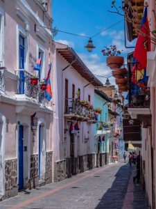 Calle La Ronda - Quito - Equador | Crédito editorial: doleesi/Shutterstock.com Calle La Ronda - Quito - Equador | Crédito editorial: doleesi/Shutterstock.com