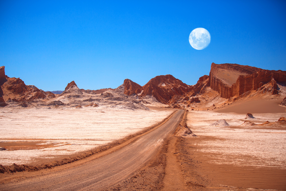 Vale da Lua Deserto do Atacama Chile shutterstock 358784012