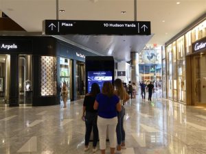Há totens informativos com dados do The Shops