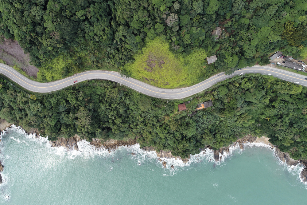 Trecho da rodovia Rio-Santos, na região de São Sebastião – São Paulo | Crédito: Shutterstock