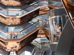 Se quiser esperar um pouco dá para subir de elevador