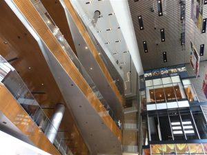 Visitantes perdem a noção do tempo entre os corredores de lojas