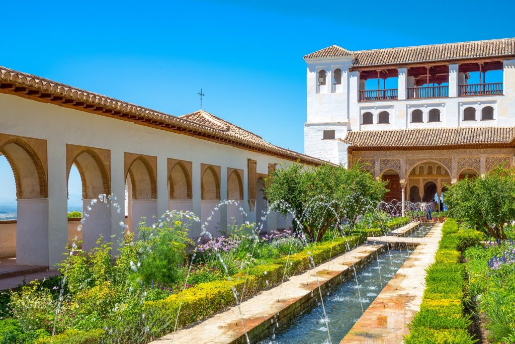 Patio de la Azequia of the Generalifa Palace - La Alhambra – Granada | Crédito: Shutterstock Patio de la Azequia of the Generalifa Palace – La Alhambra – Granada – Andaluzia – Espanha | Crédito: Shutterstock