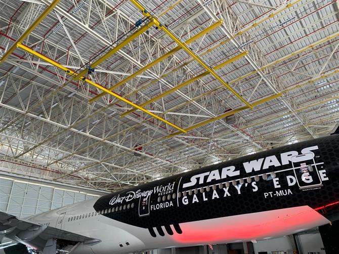 A pintura do “Stormtropper Plane” consumiu 25 mil litros de tinta em 21 dias de trabalho A pintura do “Stormtropper Plane” consumiu 25 mil litros de tinta em 21 dias de trabalho