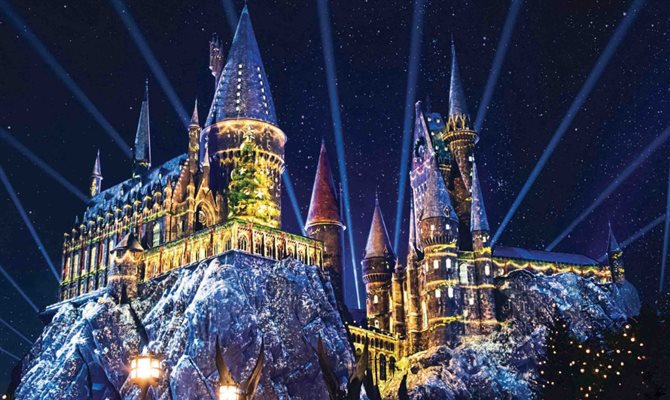 Castelo de Hogwarts iluminado para o Special Holiday Events | Crédito: Divulgação Castelo de Hogwarts iluminado para o Special Holiday Events | Crédito: Divulgação
