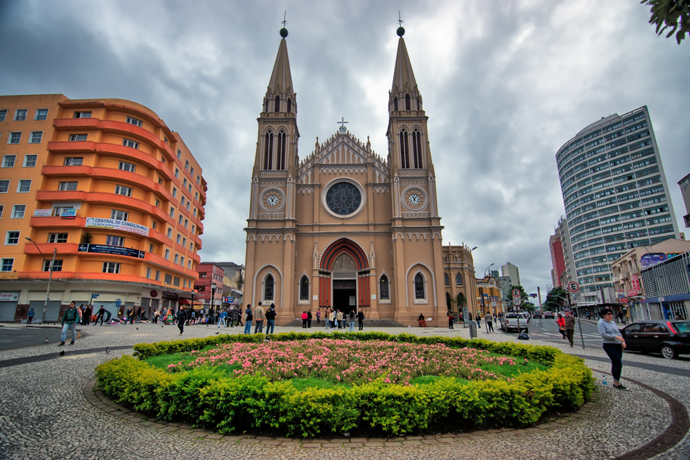 Onde se hospedar no Sul do Brasil: Catedral Metropolitana de Curitiba, a capital do Paraná | Crédito editorial: advjmneto/Shutterstock.com