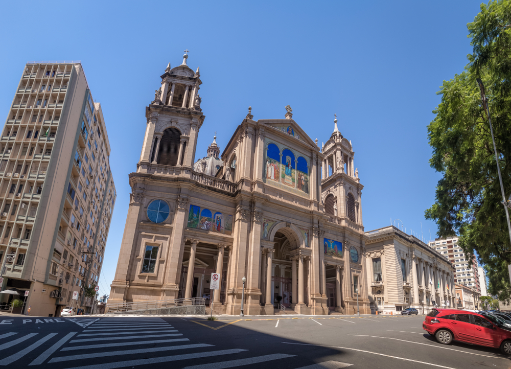 O que fazer e onde se hospedar no Sul do Brasil: fachada da Catedral Metropolitana de Porto Alegre, no Rio Grande do Sul | Crédito: Shutterstock