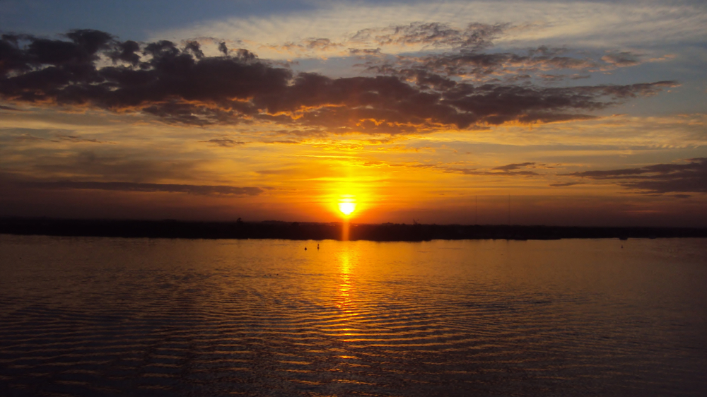 Onde se hospedar no Sul do Brasil: assista ao pôr do sol no Lago Guaíba, em Porto Alegre | Crédito: Shutterstock