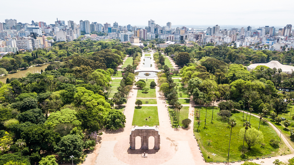 Onde se hospedar no Sul do Brasil: vista aérea parcial de Porto Alegre, no Rio Grande do Sul | Crédito: Shutterstock