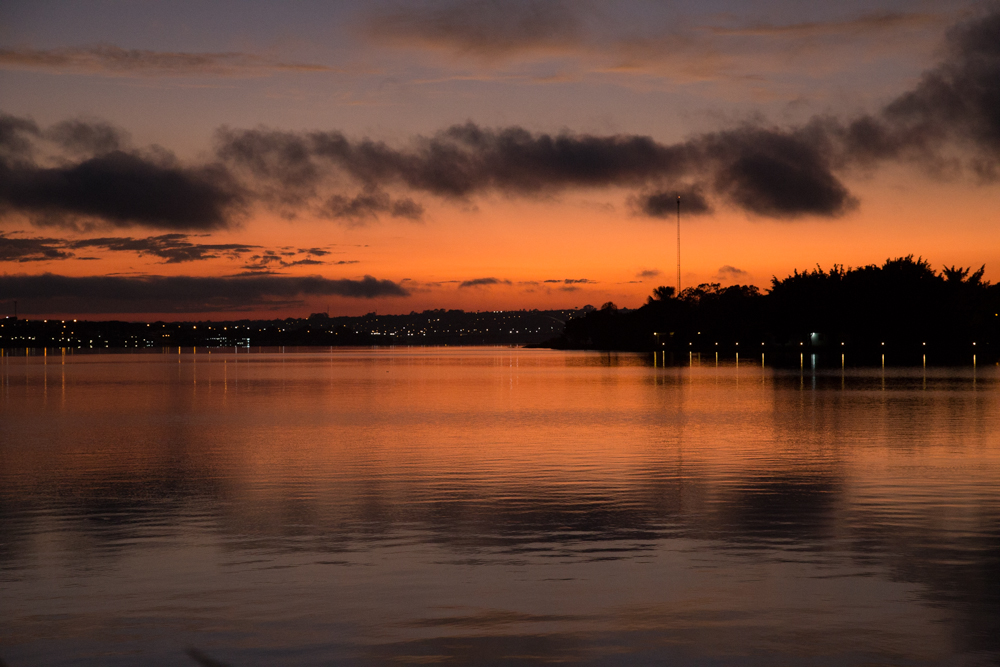 Amanhecer,_Lago_Paranoá,_Brasília-DF