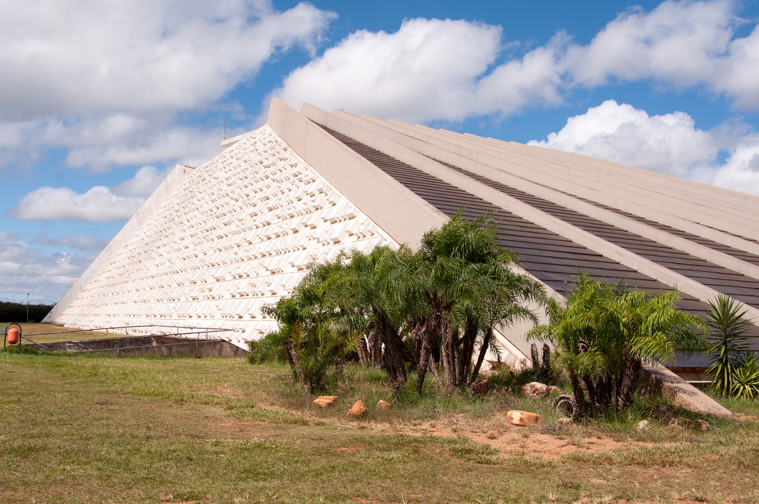 Obras assinadas por Oscar Niemeyer: Teatro Nacional - Brasília - Distrito Federal | Crédito: Shutterstock