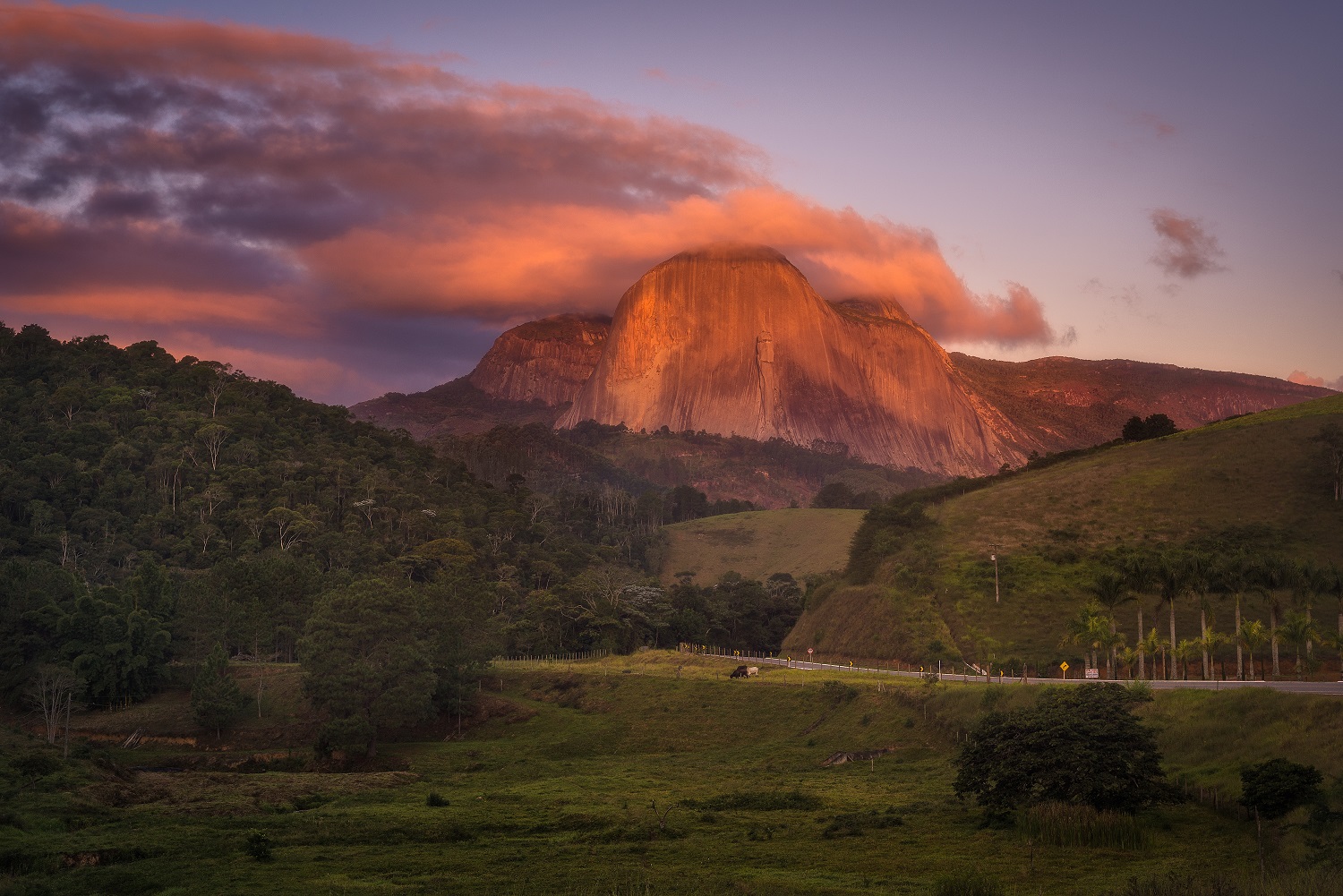 Ecoturismo no Brasil - Pôr do sol na Pedra Azul - Domingos Martins - Espírito Santo | Crédito: Shutterstock