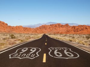 Tá a fim de fazer uma viagem de carro extraordinária? Então aposte na Rota 66, um clássico dos Estados Unidos | Crédito: Shutterstock 