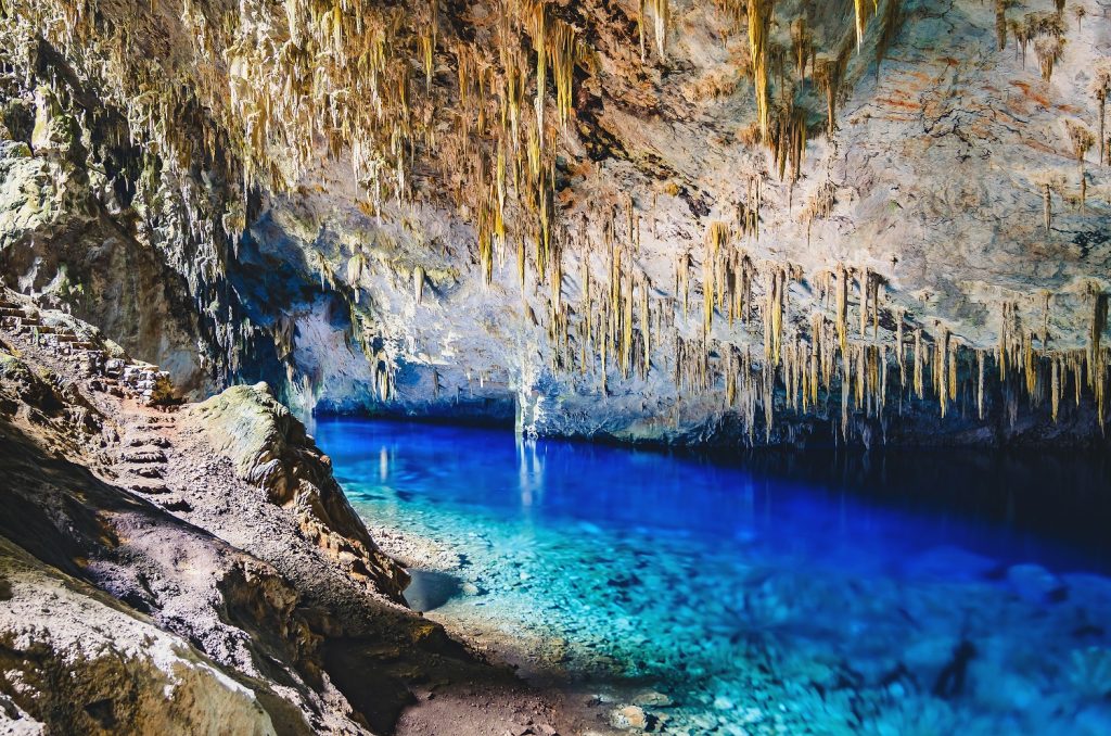 Gruta do Lago Azul - Bonito | Crédito: Shutterstock Viajar na quarentena - Gruta do Lago Azul - Bonito | Crédito: Shutterstock