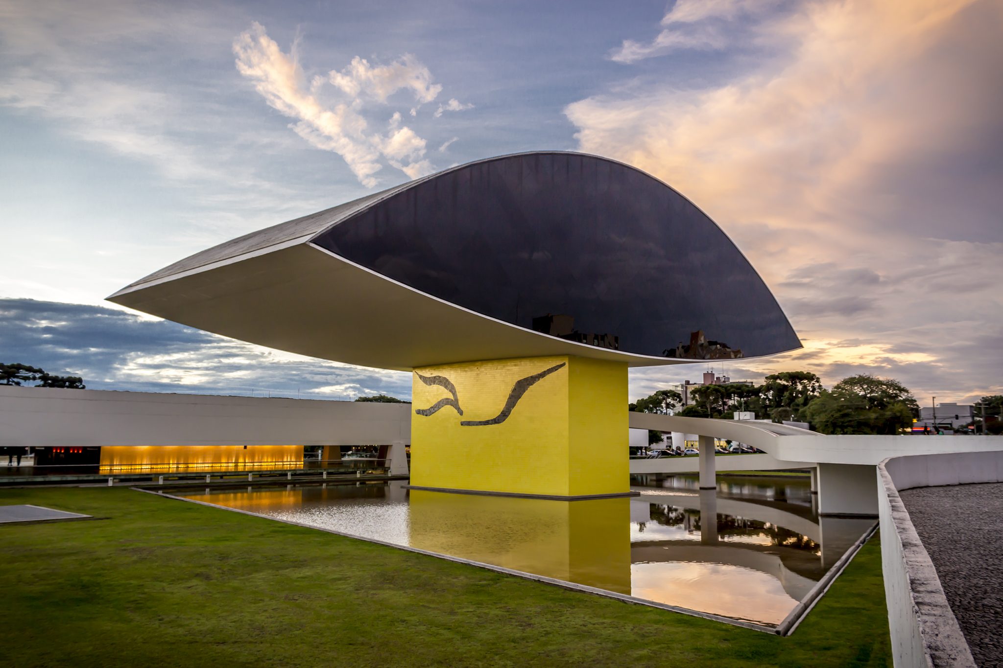 museu-oscar-niemeyer_shutterstock_205604377_crdito_marcio-jose-bastos-silva