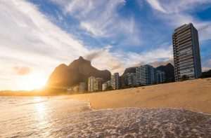 Pôr do sol na Praia de São Conrado - Rio de Janeiro | Crédito: Shutterstock.com/Donatas Dabravolskas