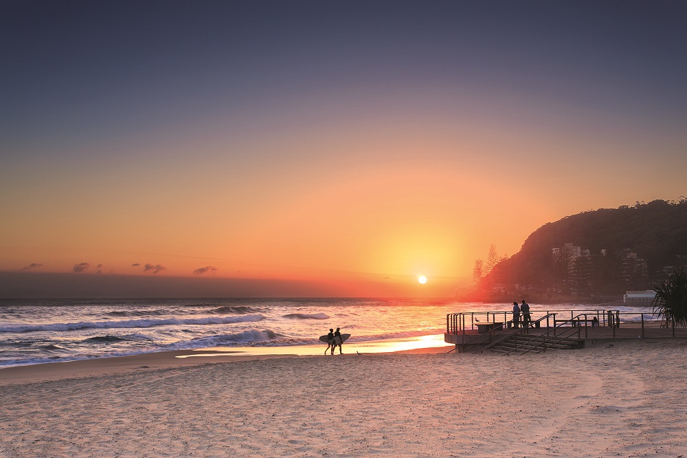 shutterstock_135218933_beach-in-burleigh-heads-gold-coast-qld Gold Coast City – Costa Leste da Austrália | Crédito: Shutterstock.com