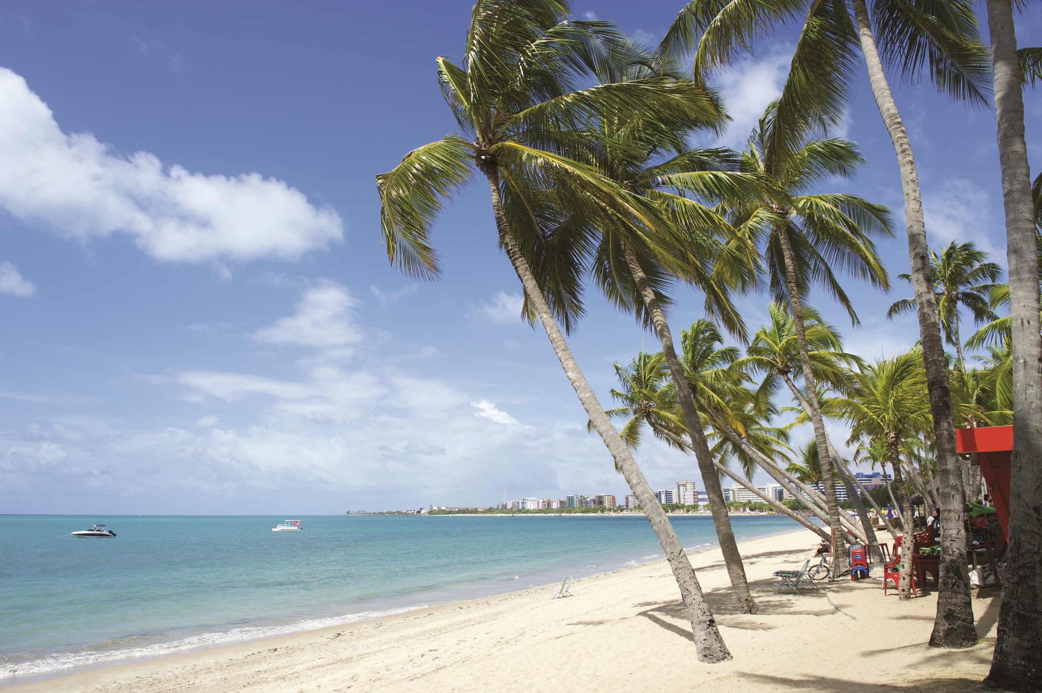 Praias imperdíveis em Maceió: tá a fim de curtir sol, mar e muita infraestrutura? Então conheça a Praia de Pajuçara, no centro de Maceió, em Alagoas | Crédito: Shutterstock