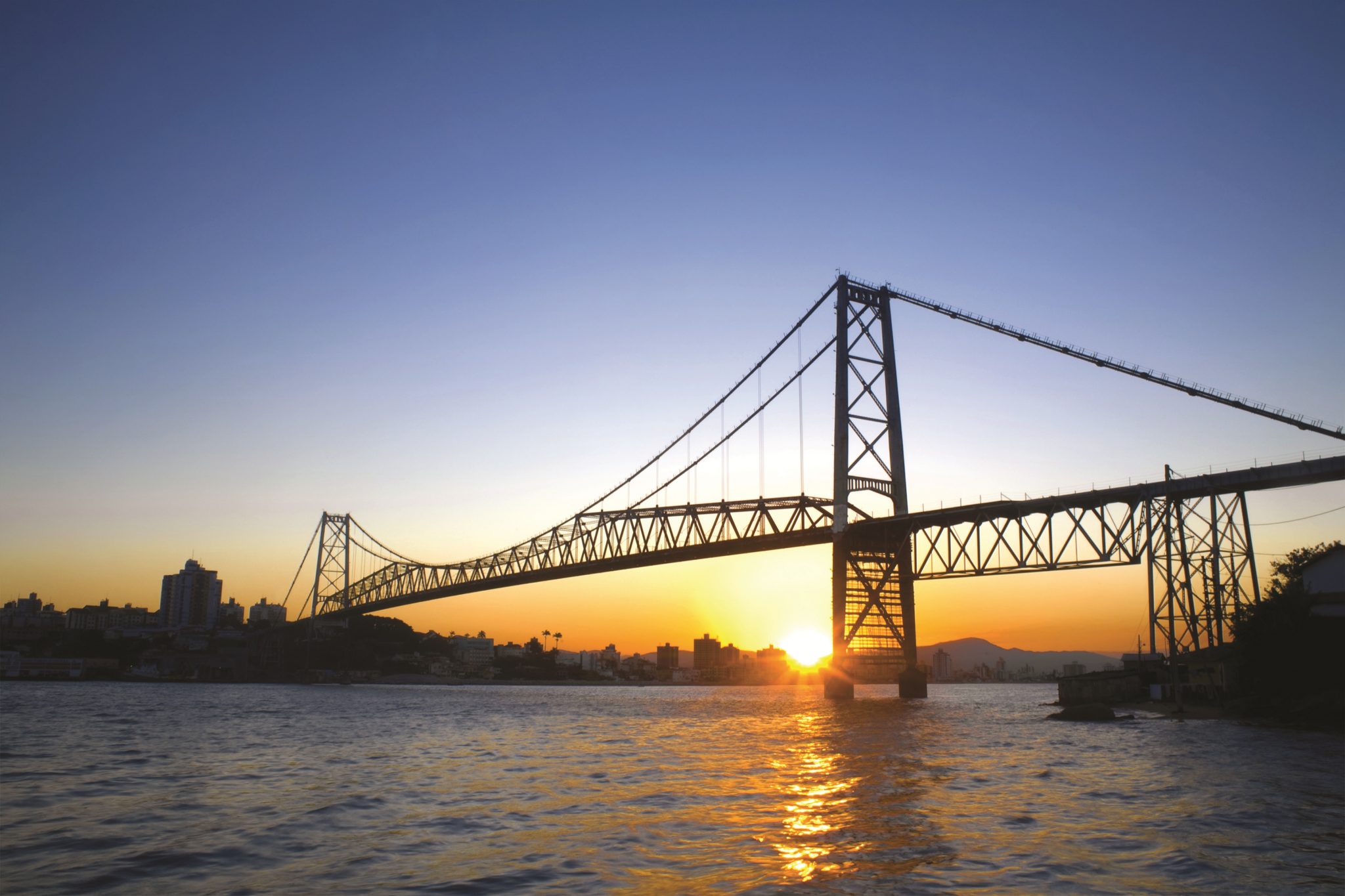 shutterstock_32037787_the-hercilio-luz-bridge-in-florianopolis-santa-catarina Ponte Hercílio Luz - Florianópolis - Santa Catarina | Crédito: Shutterstock.com