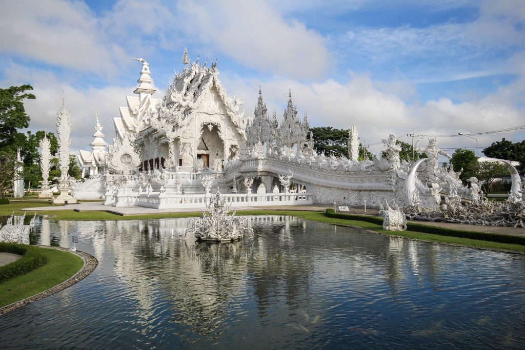 shutterstock_434394466_Wat Rong Khun_White temple_Chiangrai Wat Rong Khun White Temple - Chiang Rai - Tailândia | Crédito: Shuterstock
