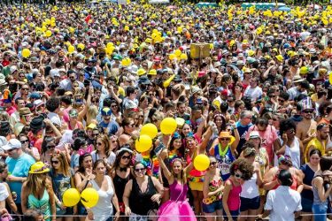 shutterstock 472903306 revelers play in monobloco street block2016 gero rodriguesshutterstock com min 4 reduzida