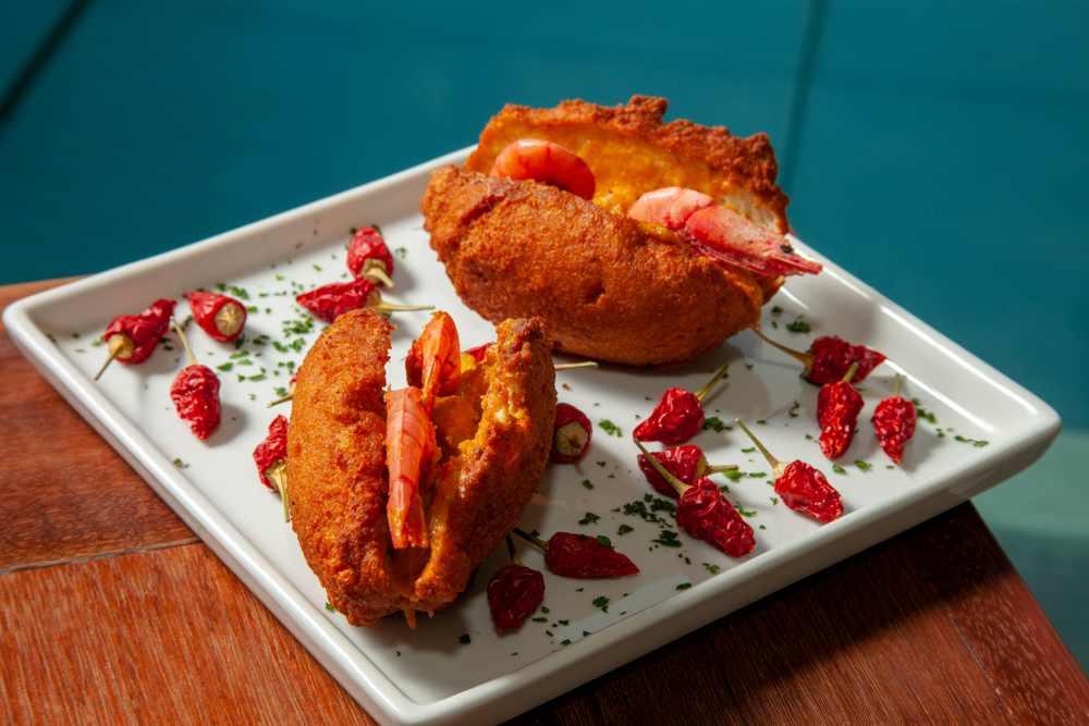 A gastronomia é um dos motivos de por que se casar no Nordeste. Antes de qualquer coisa, vale a pena provar o acarajé, um dos pratos baianos mais conhecidos no mundo | Crédito: Shutterstock