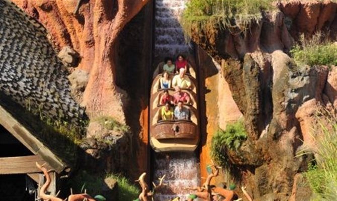 A Splash Mountain termina com uma queda na água | Crédito: ©Disney A Splash Mountain termina com uma queda na água | Crédito: ©Disney