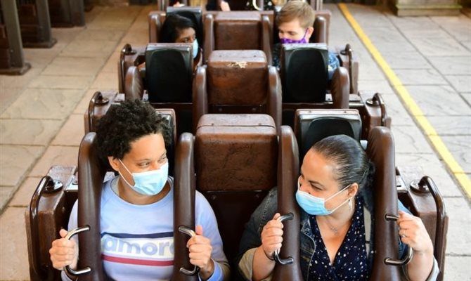 Distanciamento social e uso de máscara na montanha russa | Crédito: Disney Distanciamento social e uso de máscara na montanha russa | Crédito: Disney