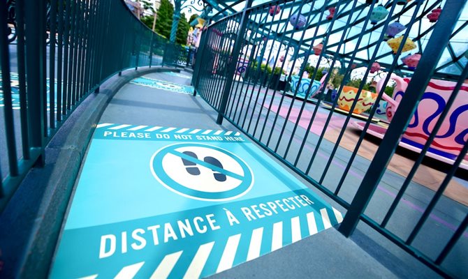 Distanciamento obrigatório nas filas | Crédito: Disney Distanciamento obrigatório nas filas - Disneyland Paris | Crédito: Disney