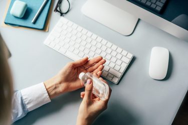 Confira algumas dicas muito úteis para proteger você do COVID-19 no ambiente de trabalho | Crédito: Shutterstock