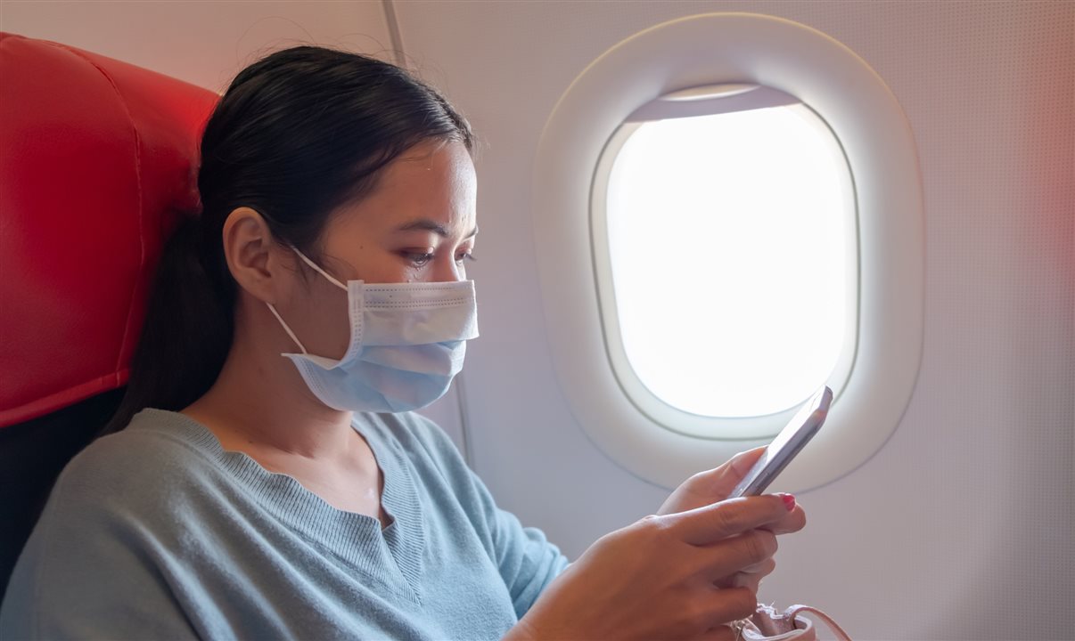 Iata pede a passageiros, que podem ser penalizados caso se recusem, a usar máscara de proteção durante a viagem | Crédito: Divulgação Iata pede a passageiros que podem ser penalizados caso se recusem a usar máscara de proteção durante a viagem Crédito Divulgação