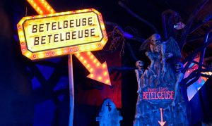 Tribute Store do Halloween Horror Nights traz como tema um dos personagens originais da estreia do evento em 1991 Beetlejuice