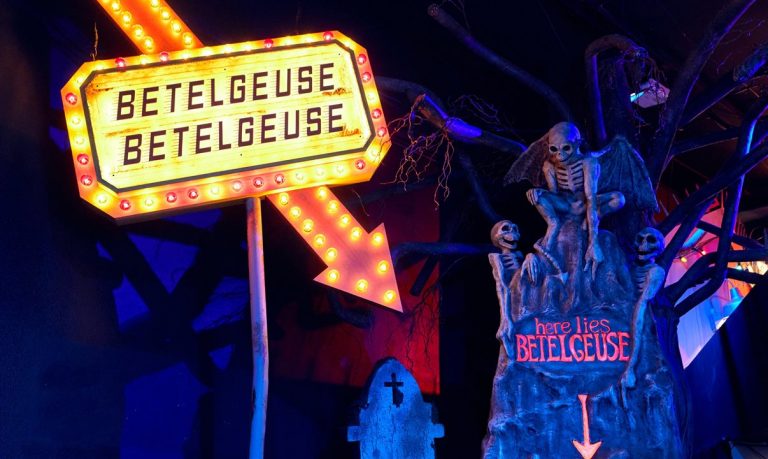 Tribute Store do Halloween Horror Nights traz como tema um dos personagens originais da estreia do evento em 1991 Beetlejuice