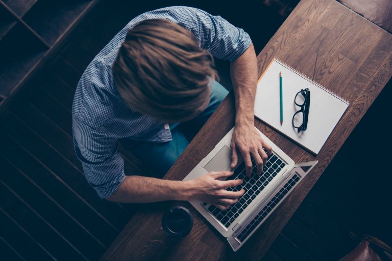 O Aprimora reúne em um único lugar todos os cursos promovidos pelas empresas B2B da CVC Corp. | Crédito: Shutterstock