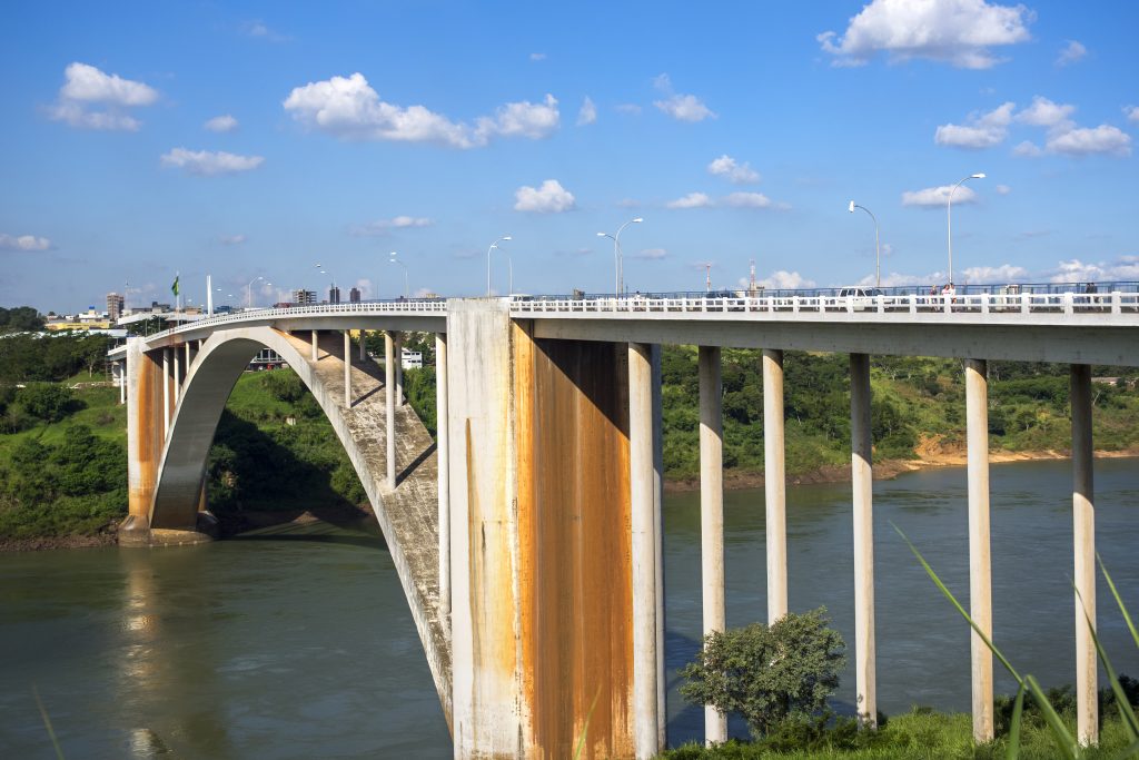 shutterstock 294680351 A Ponte da Amizade liga Foz do Iguaçu (PR) a Ciudad del Este, no Paraguai | Crédito: Shutterstock