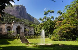 Dicas de passeios para 12 de outubro: muito verde, lazer e cenários muito bonitos: conheça o Parque Lage, aos pés do Corcovado, no Rio de Janeiro | Crédito: Shutterstock