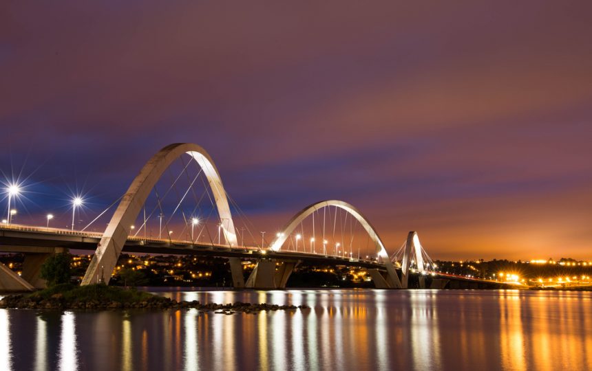 Ponte Juscelino Kubitschek ao nascer do sol - Brasília - Distrito Federal | Crédito: Shutterstock.com