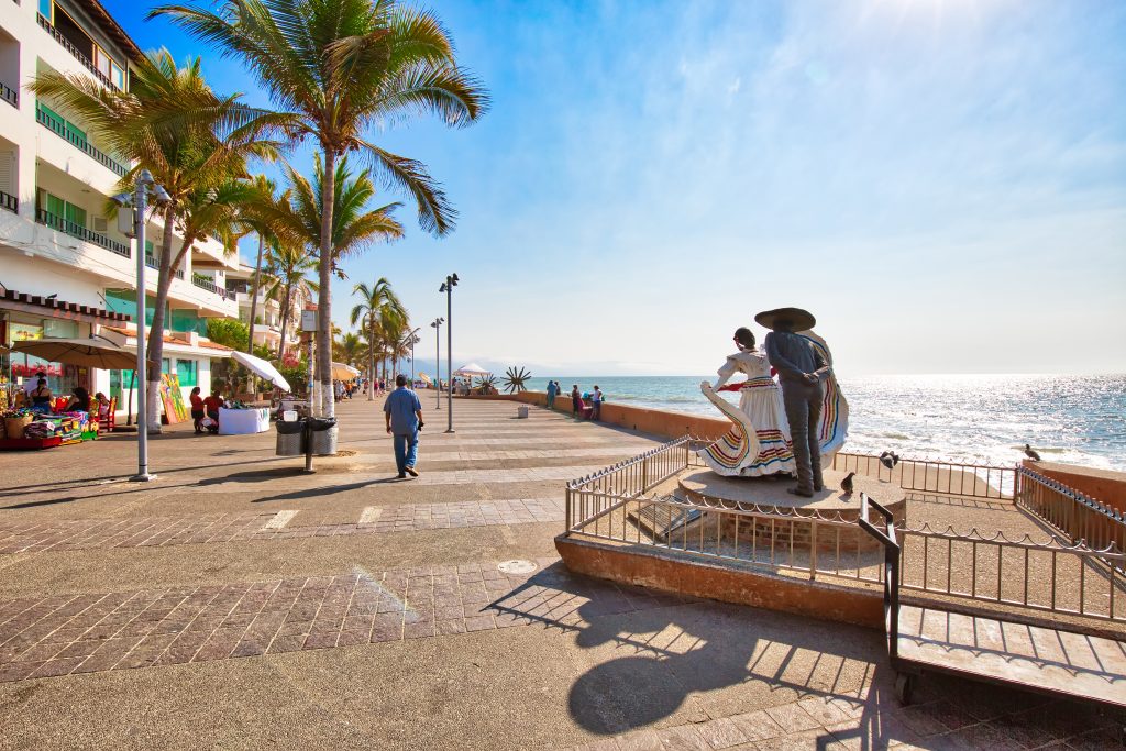 Malecón - Puerto Vallarta - | Crédito editorial: eskystudio / Shutterstock.com