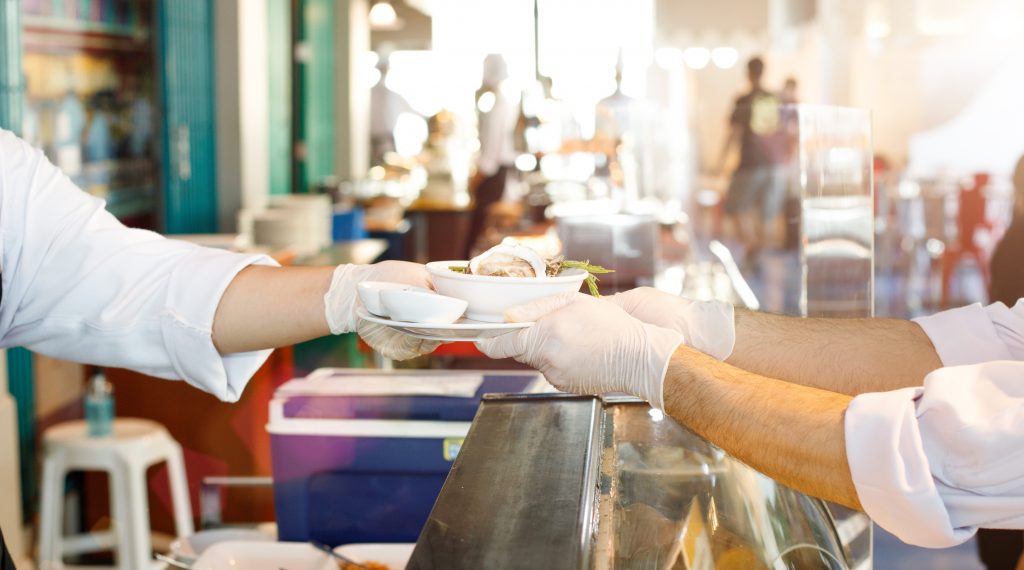 Alguns empreendimentos estão optando pelo chamado “buffet invertido”. | Crédito: Shutterstock biossegurança Alguns empreendimentos estão optando pelo chamado “buffet invertido”. | Crédito: Shutterstock