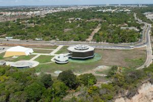 Pontos turísticos de João Pessoa: Vista aérea da Estação Cabo Branco, que fomenta o acesso à ciência e à arte na capital da Paraíba | Crédito: Shutterstock