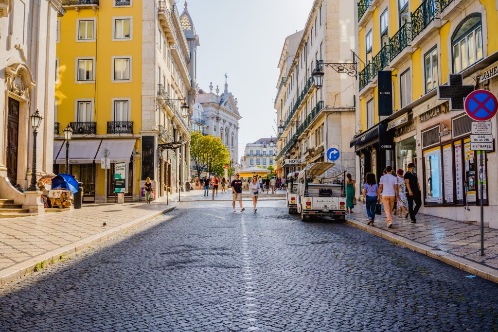 Rua Garrett Chiado Lisboa Portugal Crédito editorial Goncalo Castelo Soare shutterstock 1799489440