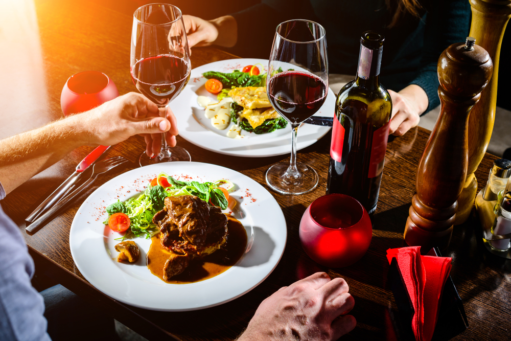 Almoce ou jante em um restaurante shutterstock 1020937660 Almoce ou jante em um restaurante shutterstock 1020937660